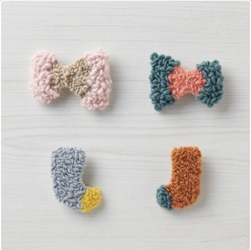 リポンとくつ下のブローチ