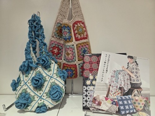 モチーフのバッグや小物