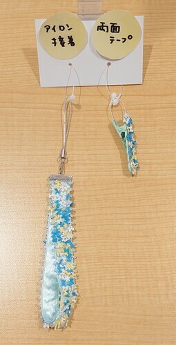 左:リボンにアイロン接着→ストラップに　右:ヘアクリップに両面テープ接着